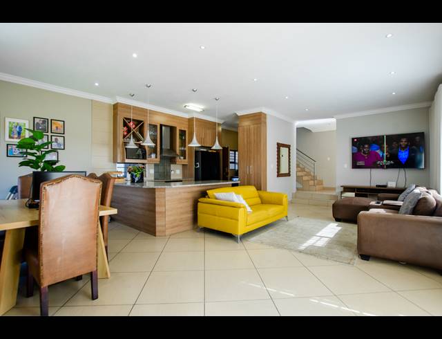 3 BEDROOM TOWNHOUSE FOR SALE IN RUA VISTA